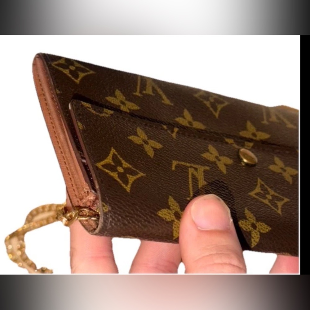 LOUIS VUITTON
Pre-Loved Brown Monogram Wallet - Picture 5 of 10